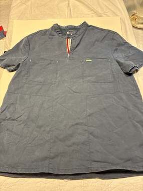 Mediclo Men's Skye Banded Collar Scrub Top